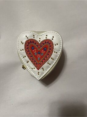 Like New! Natural Life-white leather heart jewelry case!